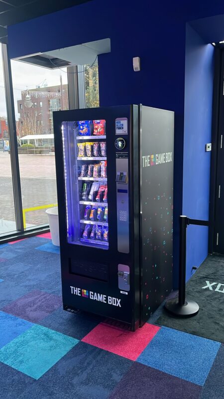 Vendingmachine in gamehal met snacks en drankjes, als 24/7 self service oplossing voor bezoekers tijdens het gamen