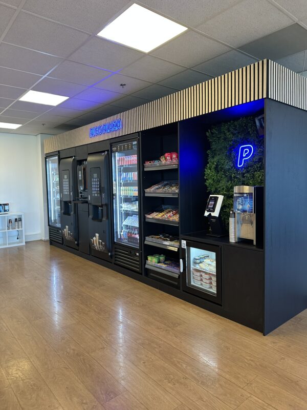 Pico Plaza in een fabriek met snacks, drankjes en non-food assortiment, als complete 24/7 self service vendingoplossing voor werknemers tijdens, voor en na hun dienst