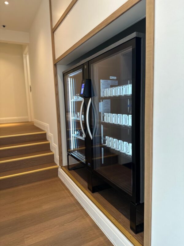 Pico Stockwell smart vending oplossing bij Hotel Via in Antwerpen, passend binnen de luxe uitstraling van het hotel en voorzien van een moderne, 24/7 self service winkelervaring voor gasten