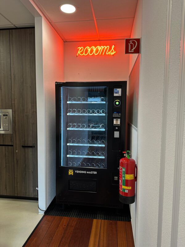 Vendingautomaat bij Roooms kantoorverzamelpand met snacks en drankjes, als 24/7 self service oplossing voor medewerkers en bezoekers op locatie