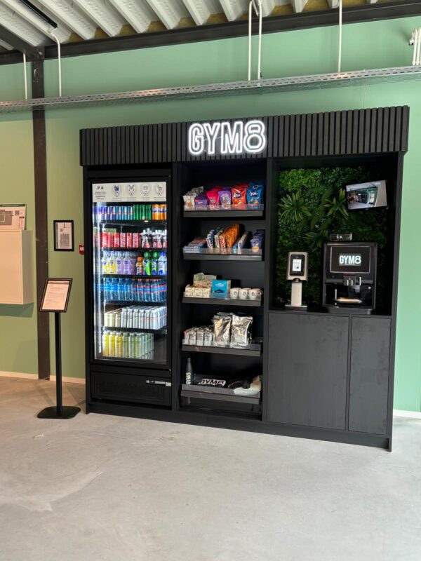 Pico Plaza vendingoplossing bij sportschool GYM8 met gekoelde producten, non-food assortiment en geïntegreerd afrekensysteem, voorzien van LED sign met GYM8 logo voor een moderne en complete self service ervaring