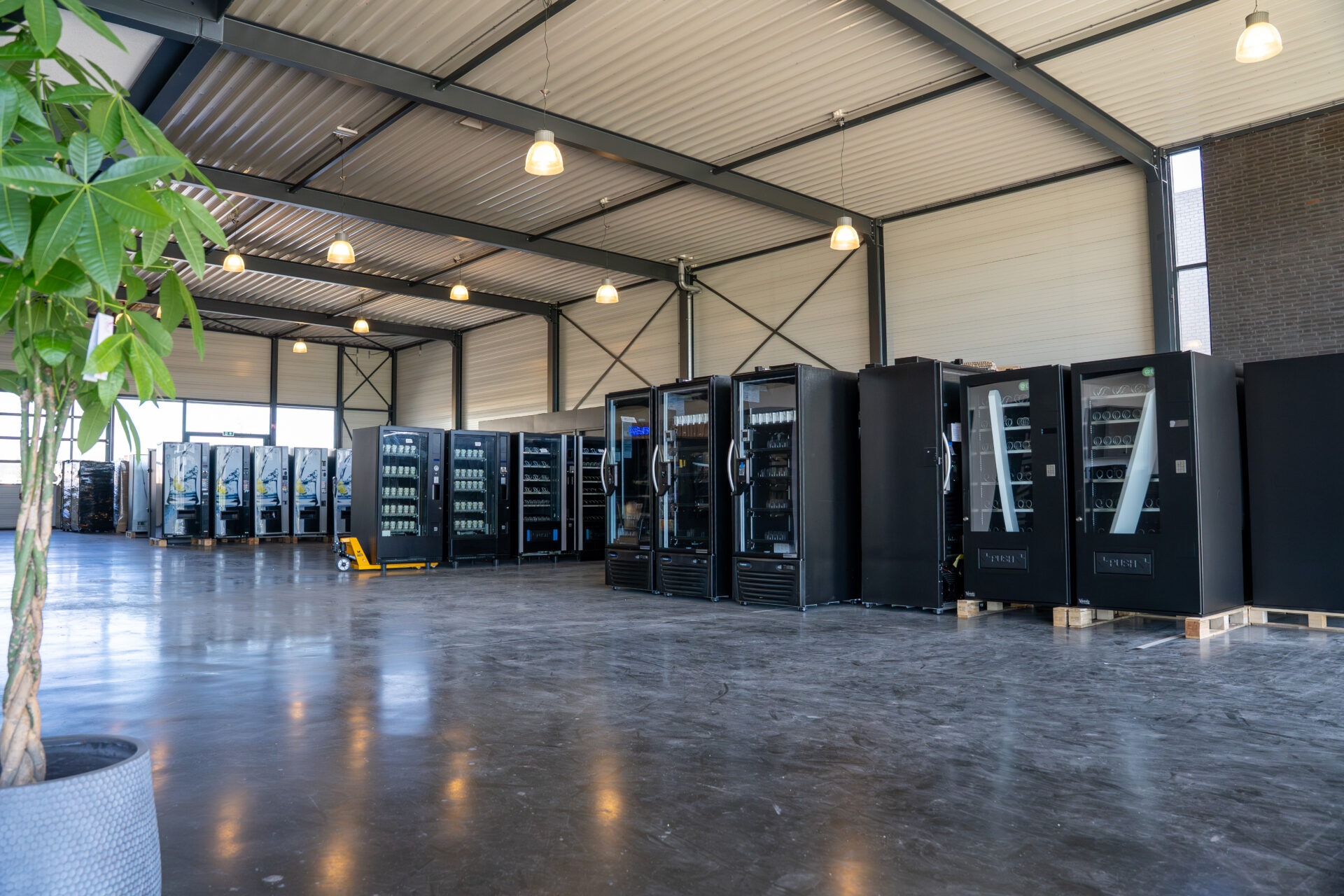Showroom van Vending Master in Cuijk met een breed assortiment vendingmachines, van snack- en drankautomaten tot smart vending oplossingen voor diverse locaties