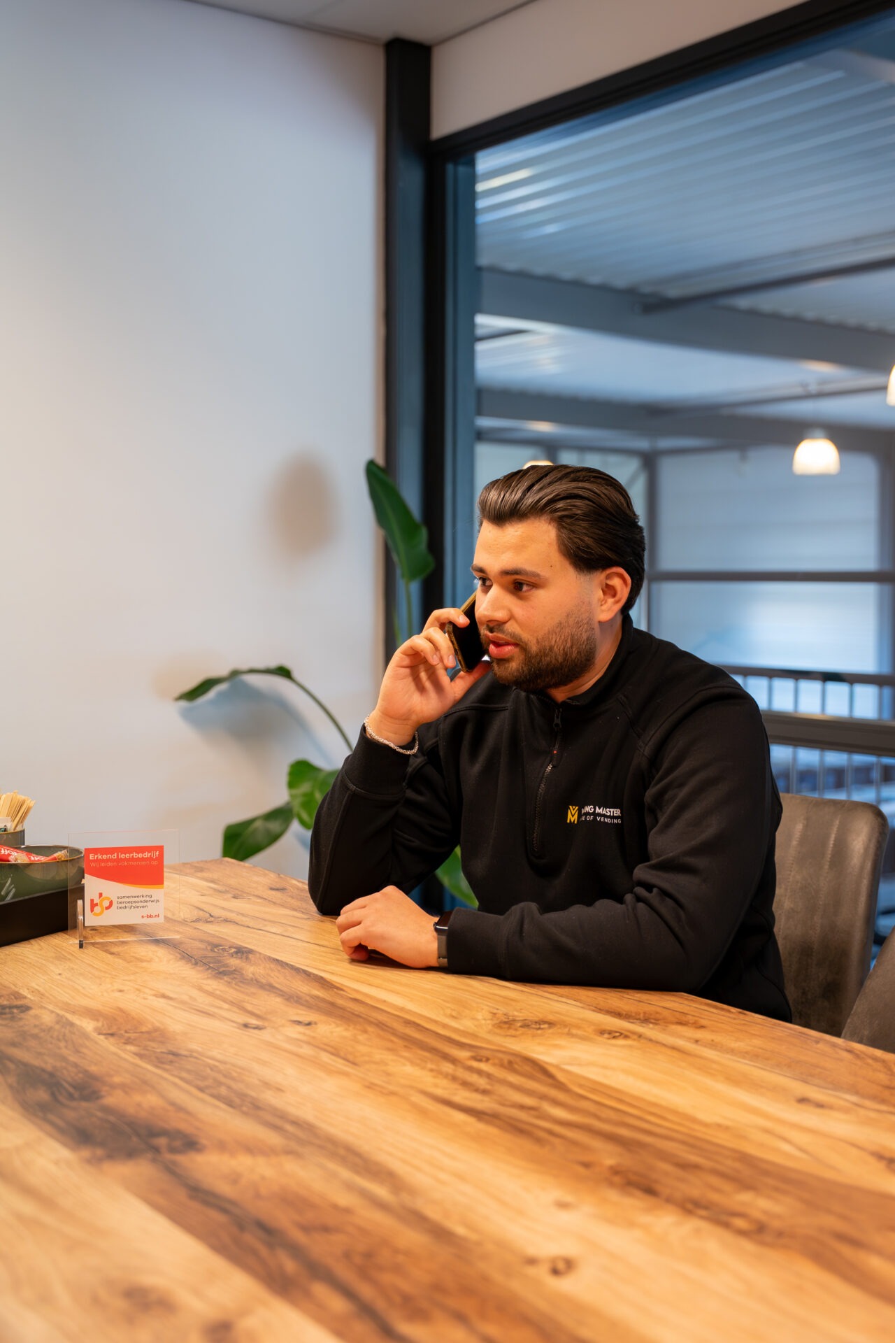 Sales medewerker van Vending Master aan de telefoon tijdens klantcontact en advies over vendingoplossingen.