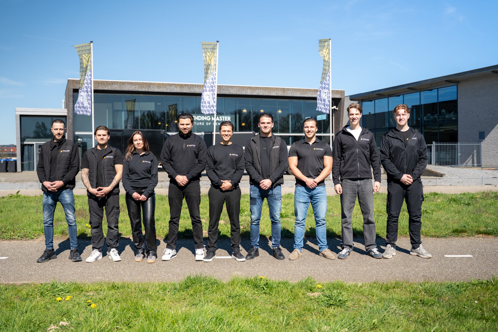 Complete team van Vending Master voor het pand, met monteurs, accountmanagers en supportmedewerkers die samen werken aan slimme vendingoplossingen en full service ondersteuning voor klanten in de Benelux en Duitsland