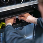 Monteur van Vending Master voert onderhoud en montagewerkzaamheden uit aan een vendingmachine op locatie