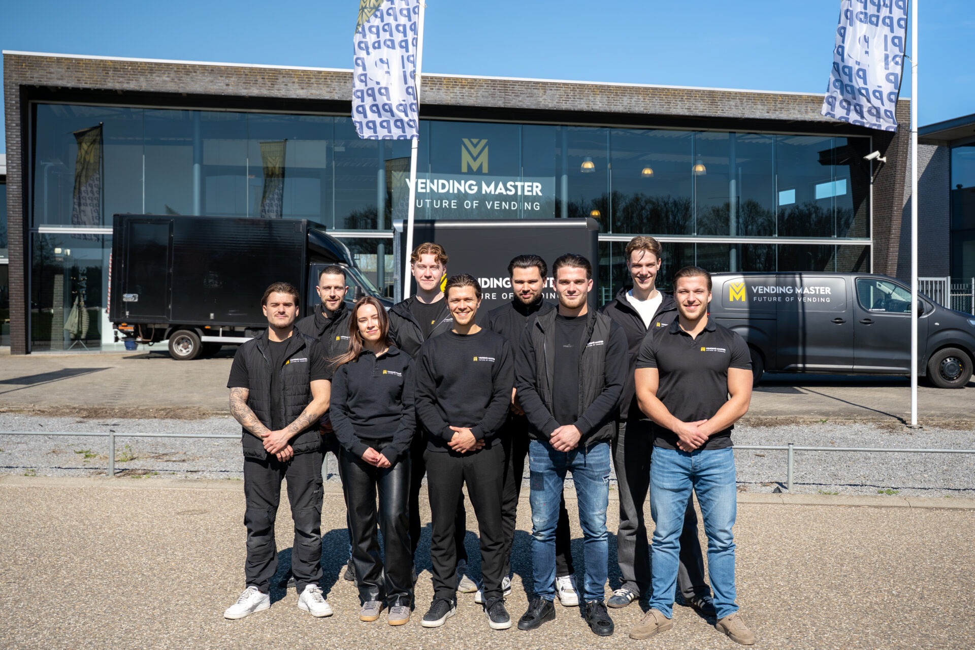 Complete team van Vending Master voor het pand, met monteurs, accountmanagers en supportmedewerkers die samen werken aan slimme vendingoplossingen en full service ondersteuning voor klanten in de Benelux en Duitsland