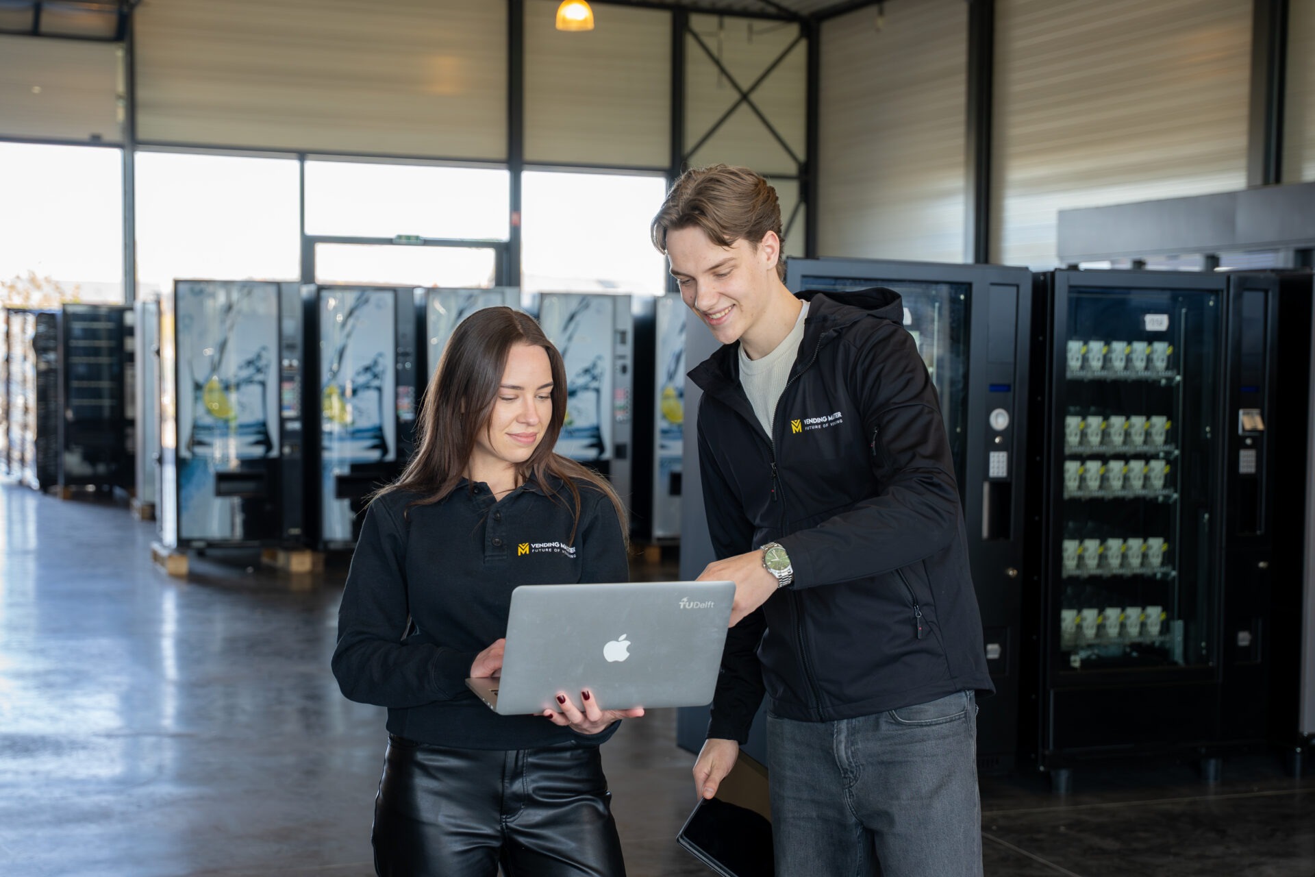 Twee medewerkers van marketing en communicatie en ondernemer en handel werken samen met laptop en telefoon aan commerciële en marketingactiviteiten in kantooromgeving