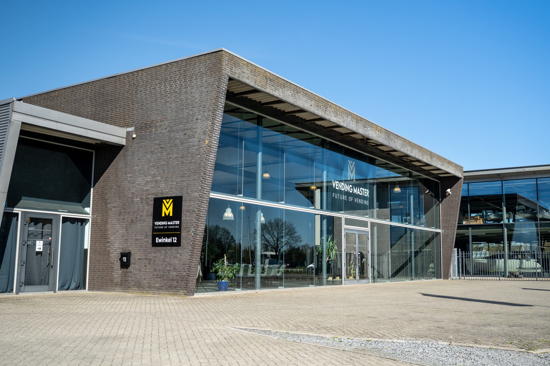 Logo van Vending Master duidelijk zichtbaar aan de voorzijde van het bedrijfspand, als herkenbaar punt voor vendingoplossingen en serviceverlening
