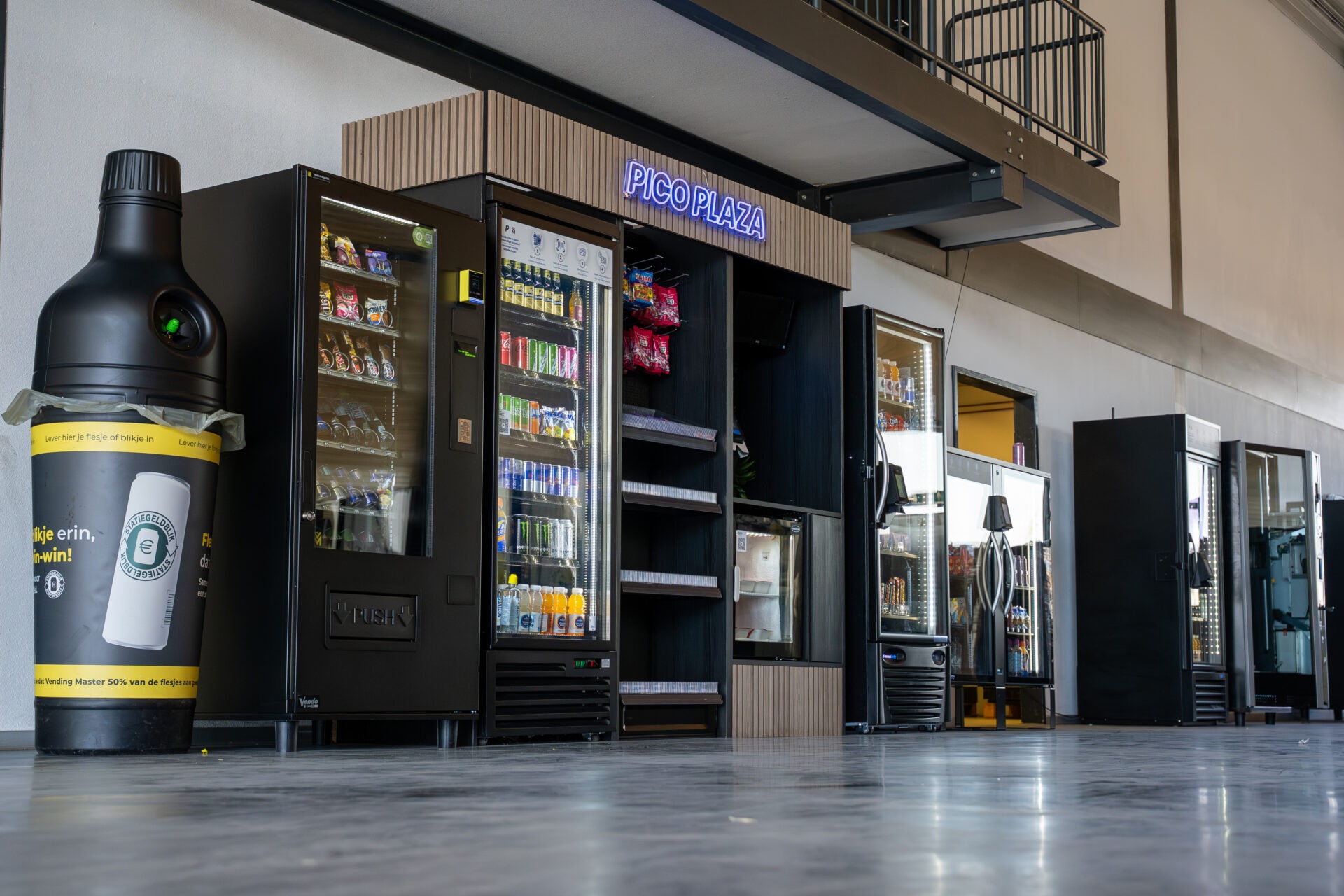 Showroom van Vending Master met verschillende vendingautomaten, snackautomaten en drankautomaten die klaarstaan voor verkoop en levering.