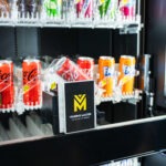 Full service vendingautomaat van Vending Master in gebruik, waarbij een operator de automaat vult en onderhoudt voor een zorgeloze vendingoplossing op locatie