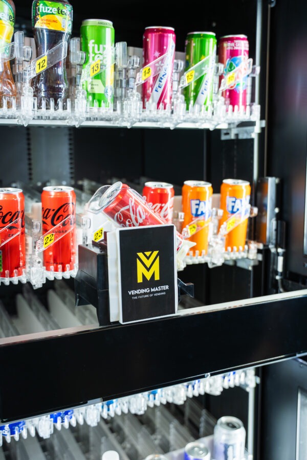 Full service vendingautomaat van Vending Master in gebruik, waarbij een operator de automaat vult en onderhoudt voor een zorgeloze vendingoplossing op locatie