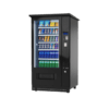 Extra informatie over de Vendo G Snack 8 Outdoor SM8 OD De Vendo G Snack 8 Outdoor SM8 OD is ontworpen voor locaties waar vending buiten moet functioneren zonder concessies te doen aan prestaties. Denk aan tankstations, vakantieparken, sportterreinen of andere drukbezochte buitenlocaties. Deze automaat is gebouwd met sterke en duurzame materialen die bestand zijn tegen uiteenlopende weersomstandigheden. Dankzij de regenbestendige constructie en het verwarmde glas blijven producten altijd goed zichtbaar en beschermd, ongeacht regen, kou of temperatuurwisselingen. Met een werkbereik van -15°C tot +38°C blijft de automaat stabiel functioneren in zowel winterse als zomerse omstandigheden. Dit maakt hem uitermate geschikt voor locaties waar continuïteit belangrijk is. De automaat beschikt over maximaal 56 selecties, waardoor je een breed assortiment kunt aanbieden. Van snacks en dranken tot andere producten, volledig afgestemd op jouw doelgroep en locatie. Daarnaast zorgt de betrouwbare koeltechniek ervoor dat producten altijd op de juiste temperatuur blijven. In combinatie met de LED verlichting zorgt dit voor een aantrekkelijke presentatie, zowel overdag als in de avond. Het antivandalisme ontwerp maakt deze automaat extra geschikt voor openbare en drukbezochte locaties. Hierdoor kies je niet alleen voor capaciteit en flexibiliteit, maar ook voor zekerheid en duurzaamheid. De SM8 OD is daarmee de ideale middenweg binnen de outdoor serie: krachtig, betrouwbaar en flexibel inzetbaar voor vrijwel iedere buitenlocatie.