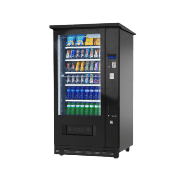 Extra informatie over de Vendo G Snack 8 Outdoor SM8 OD De Vendo G Snack 8 Outdoor SM8 OD is ontworpen voor locaties waar vending buiten moet functioneren zonder concessies te doen aan prestaties. Denk aan tankstations, vakantieparken, sportterreinen of andere drukbezochte buitenlocaties. Deze automaat is gebouwd met sterke en duurzame materialen die bestand zijn tegen uiteenlopende weersomstandigheden. Dankzij de regenbestendige constructie en het verwarmde glas blijven producten altijd goed zichtbaar en beschermd, ongeacht regen, kou of temperatuurwisselingen. Met een werkbereik van -15°C tot +38°C blijft de automaat stabiel functioneren in zowel winterse als zomerse omstandigheden. Dit maakt hem uitermate geschikt voor locaties waar continuïteit belangrijk is. De automaat beschikt over maximaal 56 selecties, waardoor je een breed assortiment kunt aanbieden. Van snacks en dranken tot andere producten, volledig afgestemd op jouw doelgroep en locatie. Daarnaast zorgt de betrouwbare koeltechniek ervoor dat producten altijd op de juiste temperatuur blijven. In combinatie met de LED verlichting zorgt dit voor een aantrekkelijke presentatie, zowel overdag als in de avond. Het antivandalisme ontwerp maakt deze automaat extra geschikt voor openbare en drukbezochte locaties. Hierdoor kies je niet alleen voor capaciteit en flexibiliteit, maar ook voor zekerheid en duurzaamheid. De SM8 OD is daarmee de ideale middenweg binnen de outdoor serie: krachtig, betrouwbaar en flexibel inzetbaar voor vrijwel iedere buitenlocatie.