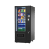 Extra informatie over de Vendo G Snack 6 Standard SM6 De Vendo G Snack 6 Standard SM6 is de meest compacte variant binnen de Standard snacklijn en daarmee perfect voor locaties waar ruimte beperkt is, maar waar je toch een volwaardige vendingoplossing wilt plaatsen. Ondanks het compacte formaat biedt deze automaat volop mogelijkheden. Met maximaal 42 selecties kun je een efficiënt en goed afgestemd assortiment samenstellen, passend bij jouw doelgroep en locatie. Dankzij het flexibele trayconfiguratiesysteem kun je eenvoudig variëren in productindeling en formaten. Hierdoor speel je snel in op veranderingen in vraag en optimaliseer je jouw aanbod. De Standard serie maakt gebruik van bewezen technologie en betrouwbare koeltechniek, vergelijkbaar met de duurdere modellen. Hierdoor profiteer je van stabiele prestaties en een lange levensduur, zonder extra kosten voor designfeatures. De geavanceerde koeltechniek zorgt ervoor dat producten altijd op de juiste temperatuur blijven, wat essentieel is voor kwaliteit en verkoop. Door het compacte formaat is de SM6 eenvoudig te plaatsen op uiteenlopende locaties zoals kantoren, sportclubs, wachtruimtes en kleinere bedrijfsruimtes. De SM6 is daarmee de ideale instap voor wie een betrouwbare, efficiënte en betaalbare vendingmachine zoekt.
