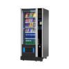 Extra informatie over de Vendo G Snack 6 Design SC6 De Vendo G Snack 6 Design SC6 is de meest compacte uitvoering binnen de Design serie en daarmee ideaal voor locaties waar ruimte een belangrijke rol speelt. Denk aan kantoren, wachtruimtes of andere professionele omgevingen waar je een nette en moderne uitstraling wilt behouden. Ondanks het compacte formaat biedt deze automaat volop mogelijkheden. Met maximaal 42 selecties kun je een gericht en efficiënt assortiment samenstellen dat perfect aansluit op jouw doelgroep. De Design serie staat bekend om zijn elegante uitstraling en hoogwaardige afwerking. Hierdoor wordt de automaat niet alleen een verkooppunt, maar ook een onderdeel van de totale beleving binnen de ruimte. Daarnaast is deze automaat voorzien van een splitfunctie, waardoor hij eenvoudiger te plaatsen is op locaties met smalle doorgangen. Dit maakt hem extra praktisch bij installatie. De flexibele indeling maakt het mogelijk om verschillende productformaten te plaatsen, van snacks en dranken tot andere producten. Hierdoor kun je eenvoudig inspelen op de wensen van jouw klanten. De betrouwbare koeltechniek zorgt ervoor dat producten altijd op de juiste temperatuur blijven, wat essentieel is voor kwaliteit en verkoop. De SC6 is daarmee de ideale keuze voor wie een compacte, stijlvolle en betrouwbare vendingmachine zoekt met voldoende flexibiliteit voor dagelijks gebruik.