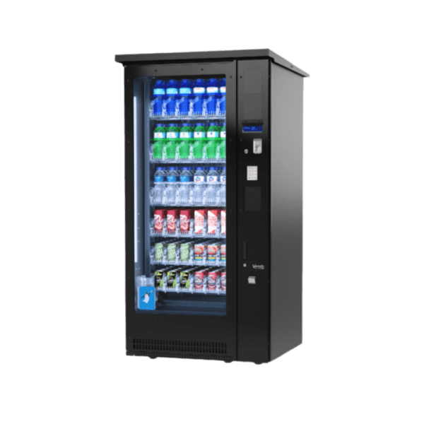 Extra informatie over de Vendo G Drink 6 Outdoor DM6 OD De Vendo G Drink 6 Outdoor DM6 OD is ontworpen voor locaties waar drankverkoop buiten plaatsvindt en betrouwbaarheid essentieel is. Deze automaat combineert de bewezen prestaties van de G Drink serie met extra bescherming en technologie voor gebruik in alle weersomstandigheden. Dankzij de IP34 regenbestendige uitvoering, het verwarmde anticondensglas en de stevige constructie blijven producten goed zichtbaar en beschermd tegen regen, kou en temperatuurschommelingen. De automaat is uitgerust met een thermisch magnetische beveiliging en een antivriesfunctie met temperatuurregeling. Hierdoor blijft de automaat ook bij temperaturen onder nul stabiel functioneren, wat hem ideaal maakt voor het hele jaar door gebruik. Met een capaciteit tot 336 blikjes of 240 flessen biedt deze automaat voldoende ruimte voor een breed assortiment aan gekoelde dranken. Perfect voor locaties zoals sportparken, vakantieparken, tankstations of andere buitenlocaties met een constante vraag. Het geïntegreerde LED verlichtingssysteem zorgt ervoor dat producten altijd goed zichtbaar zijn, ook in de avond of bij minder licht. Dit stimuleert impulsaankopen en verhoogt de omzet, zelfs buiten reguliere openingstijden. Daarnaast is de automaat voorzien van een antivandalisme ontwerp, waardoor hij geschikt is voor openbare en drukbezochte locaties. De DM6 OD is daarmee een betrouwbare en duurzame keuze voor outdoor drankverkoop, met sterke prestaties en maximale inzetbaarheid.