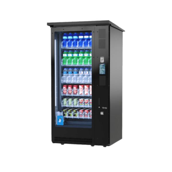 Extra informatie over de Vendo G Drink 6 Touch Outdoor DT6 OD De Vendo G Drink 6 Touch Outdoor DT6 OD is ontworpen voor locaties waar drankverkoop buiten plaatsvindt en waar gebruiksgemak en betrouwbaarheid centraal staan. Deze automaat combineert moderne technologie met een robuuste outdoor constructie. Het geïntegreerde touchscreen zorgt voor een intuïtieve en snelle gebruikerservaring. Klanten kunnen eenvoudig hun keuze maken en meerdere producten selecteren, wat zorgt voor een hogere besteding per aankoop. Daarnaast biedt het scherm mogelijkheden om merken, acties en productinformatie zoals voedingswaarden te tonen. Dankzij de stevige bouw en IP34 regenbestendigheid is deze automaat bestand tegen verschillende weersomstandigheden. Met een werkbereik van -15°C tot +38°C blijft hij betrouwbaar functioneren, ongeacht het seizoen. Met een capaciteit tot 336 blikjes of 240 flessen is deze automaat ideaal voor locaties met een constante vraag naar gekoelde dranken. Denk aan sportlocaties, vakantieparken of andere drukbezochte buitenomgevingen. De geavanceerde koeltechniek zorgt ervoor dat dranken altijd perfect gekoeld zijn, wat direct bijdraagt aan de verkoop. Daarnaast maakt het antivandalisme ontwerp deze automaat geschikt voor openbare en intensief gebruikte locaties. De DT6 OD is daarmee de perfecte combinatie van gebruiksgemak, capaciteit en betrouwbaarheid voor outdoor drankverkoop.
