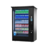 Extra informatie over de Vendo G Drink 9 Outdoor DM9 OD De Vendo G Drink 9 Outdoor DM9 OD is ontwikkeld voor locaties waar veel vraag is naar gekoelde dranken en waar de automaat dag en nacht moet presteren. Dit model biedt maximale capaciteit in combinatie met een robuuste outdoor uitvoering. Dankzij de IP34 regenbestendige constructie, het verwarmde glas en de stevige behuizing is deze automaat bestand tegen zware weersomstandigheden. Hierdoor blijven producten goed zichtbaar en beschermd, ongeacht regen, kou of temperatuurverschillen. De geïntegreerde thermisch magnetische beveiliging en antivriesfunctie zorgen ervoor dat de automaat ook bij temperaturen onder nul betrouwbaar blijft werken. Dit maakt hem geschikt voor het hele jaar door gebruik op buitenlocaties. Met een capaciteit tot 504 blikjes of 360 flessen is deze automaat ideaal voor locaties met een hoge doorloop, zoals sportparken, tankstations, recreatiegebieden of andere drukbezochte plekken. De geavanceerde koeltechniek zorgt ervoor dat dranken altijd perfect gekoeld zijn, wat direct bijdraagt aan de verkoop en klanttevredenheid. Daarnaast zorgt het LED verlichtingssysteem ervoor dat producten altijd goed zichtbaar zijn, ook in de avond of bij minder licht. Dit stimuleert impulsaankopen en verhoogt de omzet. Het antivandalisme ontwerp maakt deze automaat extra geschikt voor openbare en intensief gebruikte locaties, waar betrouwbaarheid en veiligheid essentieel zijn. De DM9 OD is daarmee de ultieme keuze voor wie maximale capaciteit wil combineren met sterke prestaties en outdoor betrouwbaarheid.