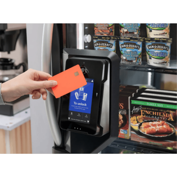 Extra informatie over de Pico Freezer Vision De Pico Freezer Vision is de slimme stap naar vending met diepvriesproducten. Deze geavanceerde vriesautomaat maakt gebruik van computer vision en artificial intelligence om automatisch te registreren welke producten worden meegenomen. Gebruikers starten met een betaling of autorisatie, openen de vriezer en pakken hun producten. Het systeem herkent automatisch wat er wordt meegenomen en rekent dit direct af. Hierdoor ontstaat een snelle en volledig frictieloze aankoopervaring zonder scanning. Met de Pico Freezer Vision kun je eenvoudig nieuwe productcategorieën toevoegen aan je vendingconcept, zoals ijs, diepvriesmaaltijden of andere gekoelde producten. Dit opent nieuwe verkoopmogelijkheden en zorgt voor een hogere omzet per locatie. De automaat is ontworpen voor maximale gebruiksvriendelijkheid en snelheid. Klanten hoeven niet te wachten en kunnen direct door, wat zorgt voor een betere gebruikerservaring en meer herhaalaankopen. Dankzij de slimme beveiliging en verificatie vooraf wordt de deur pas geopend na betaling of autorisatie. In combinatie met automatische detectie en monitoring zorgt dit voor een veilige en betrouwbare oplossing. De Pico Freezer Vision is ideaal voor locaties zoals sportfaciliteiten, kantoren, scholen, hotels en andere omgevingen waar gemak en snelheid centraal staan. Via het online dashboard heb je realtime inzicht in voorraad en verkoopdata. Hierdoor kun je eenvoudig optimaliseren en inspelen op de vraag. De Pico Freezer Vision is daarmee de ideale uitbreiding voor smart vending: nieuwe productmogelijkheden, maximale snelheid en volledig geautomatiseerd.