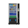 Extra informatie over de Vendo G Snack 8 Touch ST8 De Vendo G Snack 8 Touch ST8 is de ideale keuze voor locaties waar je een krachtige vendingoplossing wilt, maar net iets minder ruimte beschikbaar hebt. Denk aan kantoren, sportclubs of kleinere retailomgevingen waar efficiëntie en uitstraling belangrijk zijn. Net als de grotere varianten is deze automaat uitgerust met een modern touchscreen. Dit maakt het gebruik niet alleen eenvoudiger voor de klant, maar zorgt er ook voor dat aankopen sneller verlopen en klanten vaker meerdere producten tegelijk meenemen. Met maximaal 56 selecties biedt deze automaat nog steeds ruime mogelijkheden om een gevarieerd assortiment aan te bieden. Van snacks en gekoelde dranken tot verse producten zoals salades of maaltijden, alles is mogelijk. Hierdoor kun je de automaat perfect afstemmen op jouw doelgroep en locatie. Dankzij de betrouwbare koeltechniek blijven producten altijd op de juiste temperatuur, wat essentieel is voor zowel kwaliteit als verkoop. Het brede temperatuurbereik maakt deze automaat geschikt voor verschillende productcategorieën. Door het iets compactere formaat is de ST8 vaak makkelijker te plaatsen dan grotere modellen, terwijl je nog steeds profiteert van de voordelen van een moderne vendingmachine met touchscreen. Ideaal voor wie een sterke balans zoekt tussen capaciteit, gebruiksgemak en ruimte.