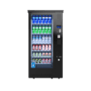 Extra informatie over de Vendo G Drink 6 Outdoor DM6 OD De Vendo G Drink 6 Outdoor DM6 OD is ontworpen voor locaties waar drankverkoop buiten plaatsvindt en betrouwbaarheid essentieel is. Deze automaat combineert de bewezen prestaties van de G Drink serie met extra bescherming en technologie voor gebruik in alle weersomstandigheden. Dankzij de IP34 regenbestendige uitvoering, het verwarmde anticondensglas en de stevige constructie blijven producten goed zichtbaar en beschermd tegen regen, kou en temperatuurschommelingen. De automaat is uitgerust met een thermisch magnetische beveiliging en een antivriesfunctie met temperatuurregeling. Hierdoor blijft de automaat ook bij temperaturen onder nul stabiel functioneren, wat hem ideaal maakt voor het hele jaar door gebruik. Met een capaciteit tot 336 blikjes of 240 flessen biedt deze automaat voldoende ruimte voor een breed assortiment aan gekoelde dranken. Perfect voor locaties zoals sportparken, vakantieparken, tankstations of andere buitenlocaties met een constante vraag. Het geïntegreerde LED verlichtingssysteem zorgt ervoor dat producten altijd goed zichtbaar zijn, ook in de avond of bij minder licht. Dit stimuleert impulsaankopen en verhoogt de omzet, zelfs buiten reguliere openingstijden. Daarnaast is de automaat voorzien van een antivandalisme ontwerp, waardoor hij geschikt is voor openbare en drukbezochte locaties. De DM6 OD is daarmee een betrouwbare en duurzame keuze voor outdoor drankverkoop, met sterke prestaties en maximale inzetbaarheid.