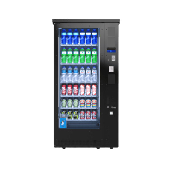 Extra informatie over de Vendo G Drink 6 Outdoor DM6 OD De Vendo G Drink 6 Outdoor DM6 OD is ontworpen voor locaties waar drankverkoop buiten plaatsvindt en betrouwbaarheid essentieel is. Deze automaat combineert de bewezen prestaties van de G Drink serie met extra bescherming en technologie voor gebruik in alle weersomstandigheden. Dankzij de IP34 regenbestendige uitvoering, het verwarmde anticondensglas en de stevige constructie blijven producten goed zichtbaar en beschermd tegen regen, kou en temperatuurschommelingen. De automaat is uitgerust met een thermisch magnetische beveiliging en een antivriesfunctie met temperatuurregeling. Hierdoor blijft de automaat ook bij temperaturen onder nul stabiel functioneren, wat hem ideaal maakt voor het hele jaar door gebruik. Met een capaciteit tot 336 blikjes of 240 flessen biedt deze automaat voldoende ruimte voor een breed assortiment aan gekoelde dranken. Perfect voor locaties zoals sportparken, vakantieparken, tankstations of andere buitenlocaties met een constante vraag. Het geïntegreerde LED verlichtingssysteem zorgt ervoor dat producten altijd goed zichtbaar zijn, ook in de avond of bij minder licht. Dit stimuleert impulsaankopen en verhoogt de omzet, zelfs buiten reguliere openingstijden. Daarnaast is de automaat voorzien van een antivandalisme ontwerp, waardoor hij geschikt is voor openbare en drukbezochte locaties. De DM6 OD is daarmee een betrouwbare en duurzame keuze voor outdoor drankverkoop, met sterke prestaties en maximale inzetbaarheid.