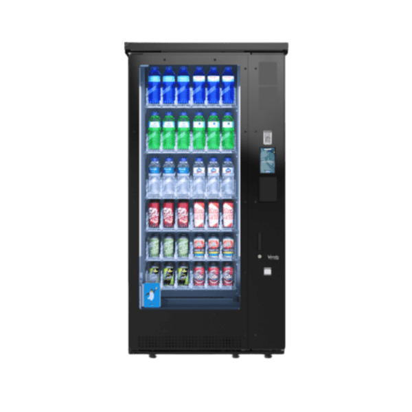 Extra informatie over de Vendo G Drink 6 Touch Outdoor DT6 OD De Vendo G Drink 6 Touch Outdoor DT6 OD is ontworpen voor locaties waar drankverkoop buiten plaatsvindt en waar gebruiksgemak en betrouwbaarheid centraal staan. Deze automaat combineert moderne technologie met een robuuste outdoor constructie. Het geïntegreerde touchscreen zorgt voor een intuïtieve en snelle gebruikerservaring. Klanten kunnen eenvoudig hun keuze maken en meerdere producten selecteren, wat zorgt voor een hogere besteding per aankoop. Daarnaast biedt het scherm mogelijkheden om merken, acties en productinformatie zoals voedingswaarden te tonen. Dankzij de stevige bouw en IP34 regenbestendigheid is deze automaat bestand tegen verschillende weersomstandigheden. Met een werkbereik van -15°C tot +38°C blijft hij betrouwbaar functioneren, ongeacht het seizoen. Met een capaciteit tot 336 blikjes of 240 flessen is deze automaat ideaal voor locaties met een constante vraag naar gekoelde dranken. Denk aan sportlocaties, vakantieparken of andere drukbezochte buitenomgevingen. De geavanceerde koeltechniek zorgt ervoor dat dranken altijd perfect gekoeld zijn, wat direct bijdraagt aan de verkoop. Daarnaast maakt het antivandalisme ontwerp deze automaat geschikt voor openbare en intensief gebruikte locaties. De DT6 OD is daarmee de perfecte combinatie van gebruiksgemak, capaciteit en betrouwbaarheid voor outdoor drankverkoop.