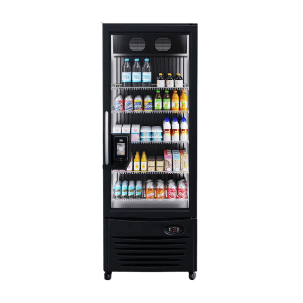 Extra informatie over de Pico Cooler Vision De Pico Cooler Vision is een moderne smart vending oplossing met een gebruiksvriendelijke zelfscanfunctie. Klanten openen de automaat, kiezen hun producten en scannen deze eenvoudig via het geïntegreerde scherm of scansysteem. Daarna rekenen zij direct zelf af. Hierdoor ontstaat een snelle en toegankelijke aankoopervaring waarbij klanten zelfstandig hun producten kunnen pakken, scannen en betalen. Dit zorgt voor meer gebruiksgemak, snellere doorstroming en een professionele uitstraling op locatie. De automaat heeft een ruime capaciteit en werkt met schappen in plaats van spiralen. Hierdoor kun je een veel breder assortiment aanbieden, van gekoelde dranken en snacks tot verse maaltijden zoals salades, sandwiches en fruit. Dankzij de vergrendelde deurtechnologie opent de automaat pas na betaling of verificatie. Klanten kunnen vervolgens hun producten selecteren en via de zelfscanfunctie afrekenen. Zo blijft het verkoopproces overzichtelijk, veilig en eenvoudig in gebruik. De Pico Cooler Vision is ideaal voor drukbezochte locaties zoals kantoren, ziekenhuizen, scholen, hotels en sportfaciliteiten. Overal waar snelheid, capaciteit en gebruiksgemak belangrijk zijn, komt deze oplossing volledig tot zijn recht. Via het online dashboard heb je realtime inzicht in voorraad en verkoopdata. Hierdoor kun je eenvoudig optimaliseren en inspelen op de vraag van jouw locatie. Het moderne design en de footprint vergelijkbaar met een vendingmachine maken het mogelijk om bestaande automaten eenvoudig te vervangen door een slimme en toekomstbestendige oplossing. De Pico Cooler Vision is daarmee een krachtige upgrade naar smart vending: overzichtelijk, gebruiksvriendelijk en geschikt voor een breed gekoeld assortiment.