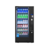 Extra informatie over de Vendo G Drink 6 Standard DM6 De Vendo G Drink 6 Standard DM6 is de compacte variant binnen de Standard dranklijn en daarmee perfect voor locaties waar ruimte beperkter is, maar waar je wel een betrouwbare vendingoplossing wilt inzetten. Deze automaat laat zien dat standaard allesbehalve basic hoeft te zijn. Dankzij de bewezen koeltechniek van Vendo blijven dranken altijd op de juiste temperatuur, wat direct bijdraagt aan de verkoop en klanttevredenheid. Het verticale liftsysteem zorgt ervoor dat producten gecontroleerd en veilig worden uitgegeven. Hierdoor is deze automaat ook geschikt voor glazen flessen zoals bier, sap of andere kwetsbare verpakkingen. Met een capaciteit tot 336 blikjes of 240 flessen biedt deze automaat voldoende ruimte voor een breed assortiment gekoelde dranken. Ideaal voor kantoren, wachtruimtes, sportlocaties of andere plekken waar een constante vraag is naar drankjes. De geïntegreerde LED verlichting zorgt ervoor dat producten goed zichtbaar zijn, wat impulsaankopen stimuleert en de presentatie van je aanbod verbetert. De Standard serie biedt dezelfde betrouwbare prestaties als de luxere modellen, maar zonder extra designfeatures. Hierdoor is de DM6 een slimme keuze voor ondernemers die een efficiënte en betaalbare oplossing zoeken. De DM6 is daarmee een sterke allround drankautomaat: compact, betrouwbaar en perfect voor dagelijks gebruik.