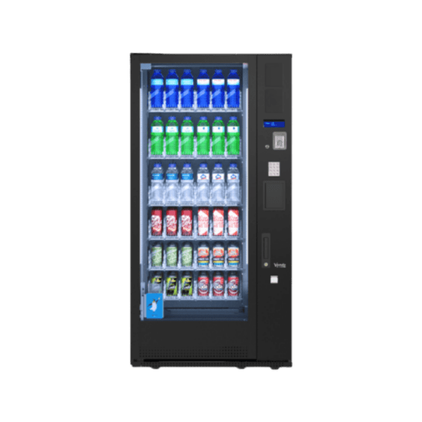 Extra informatie over de Vendo G Drink 6 Standard DM6 De Vendo G Drink 6 Standard DM6 is de compacte variant binnen de Standard dranklijn en daarmee perfect voor locaties waar ruimte beperkter is, maar waar je wel een betrouwbare vendingoplossing wilt inzetten. Deze automaat laat zien dat standaard allesbehalve basic hoeft te zijn. Dankzij de bewezen koeltechniek van Vendo blijven dranken altijd op de juiste temperatuur, wat direct bijdraagt aan de verkoop en klanttevredenheid. Het verticale liftsysteem zorgt ervoor dat producten gecontroleerd en veilig worden uitgegeven. Hierdoor is deze automaat ook geschikt voor glazen flessen zoals bier, sap of andere kwetsbare verpakkingen. Met een capaciteit tot 336 blikjes of 240 flessen biedt deze automaat voldoende ruimte voor een breed assortiment gekoelde dranken. Ideaal voor kantoren, wachtruimtes, sportlocaties of andere plekken waar een constante vraag is naar drankjes. De geïntegreerde LED verlichting zorgt ervoor dat producten goed zichtbaar zijn, wat impulsaankopen stimuleert en de presentatie van je aanbod verbetert. De Standard serie biedt dezelfde betrouwbare prestaties als de luxere modellen, maar zonder extra designfeatures. Hierdoor is de DM6 een slimme keuze voor ondernemers die een efficiënte en betaalbare oplossing zoeken. De DM6 is daarmee een sterke allround drankautomaat: compact, betrouwbaar en perfect voor dagelijks gebruik.