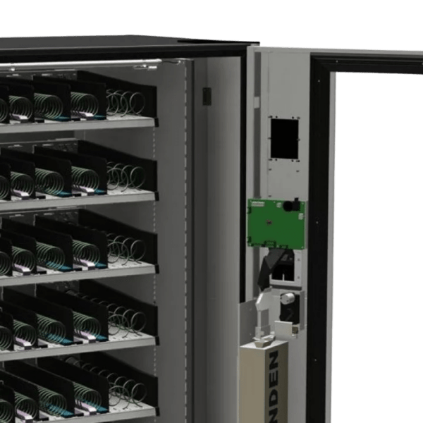 Extra informatie over de Vendo G Snack Budget BS8 De Vendo G Snack Budget BS8 is ontwikkeld met één duidelijk doel: een betrouwbare en compacte vendingmachine bieden tegen een zo scherp mogelijke prijs. Ideaal voor startende vendingondernemers of locaties waar ruimte beperkt is en een efficiënte en betaalbare oplossing gewenst is. Deze automaat bewijst dat budget en kwaliteit prima samen kunnen gaan. Dankzij de solide bouw en bewezen koeltechniek van Vendo ben je verzekerd van stabiele prestaties en een lange levensduur. Met maximaal 56 selecties biedt de BS8 voldoende ruimte voor een breed assortiment aan snacks en gekoelde dranken. Hierdoor kun je eenvoudig inspelen op de behoeften van jouw locatie, zonder direct te investeren in een duurder model. Een groot voordeel van deze automaat is de geïntegreerde voorkoelruimte. Hiermee kun je producten alvast op de juiste temperatuur brengen, zodat ze direct verkoopklaar zijn wanneer je ze in de automaat plaatst. Dit zorgt voor efficiënt bijvullen en een betere productkwaliteit. Daarnaast is de automaat uitgerust met een duidelijk LCD scherm en LED verlichting, wat zorgt voor een overzichtelijke en aantrekkelijke presentatie van je producten. Het energiezuinige systeem helpt bovendien om het verbruik laag te houden, wat deze automaat extra interessant maakt voor langdurig gebruik. De BS8 is daarmee de perfecte instap in de vendingwereld: betrouwbaar, praktisch en betaalbaar, zonder onnodige extra’s maar met alles wat je nodig hebt om succesvol te starten.
