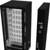 Extra informatie over de Vendo G Drink 6 Standard DM6 De Vendo G Drink 6 Standard DM6 is de compacte variant binnen de Standard dranklijn en daarmee perfect voor locaties waar ruimte beperkter is, maar waar je wel een betrouwbare vendingoplossing wilt inzetten. Deze automaat laat zien dat standaard allesbehalve basic hoeft te zijn. Dankzij de bewezen koeltechniek van Vendo blijven dranken altijd op de juiste temperatuur, wat direct bijdraagt aan de verkoop en klanttevredenheid. Het verticale liftsysteem zorgt ervoor dat producten gecontroleerd en veilig worden uitgegeven. Hierdoor is deze automaat ook geschikt voor glazen flessen zoals bier, sap of andere kwetsbare verpakkingen. Met een capaciteit tot 336 blikjes of 240 flessen biedt deze automaat voldoende ruimte voor een breed assortiment gekoelde dranken. Ideaal voor kantoren, wachtruimtes, sportlocaties of andere plekken waar een constante vraag is naar drankjes. De geïntegreerde LED verlichting zorgt ervoor dat producten goed zichtbaar zijn, wat impulsaankopen stimuleert en de presentatie van je aanbod verbetert. De Standard serie biedt dezelfde betrouwbare prestaties als de luxere modellen, maar zonder extra designfeatures. Hierdoor is de DM6 een slimme keuze voor ondernemers die een efficiënte en betaalbare oplossing zoeken. De DM6 is daarmee een sterke allround drankautomaat: compact, betrouwbaar en perfect voor dagelijks gebruik.
