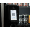 Extra informatie over de Pico Cooler Vision De Pico Cooler Vision is een moderne smart vending oplossing met een gebruiksvriendelijke zelfscanfunctie. Klanten openen de automaat, kiezen hun producten en scannen deze eenvoudig via het geïntegreerde scherm of scansysteem. Daarna rekenen zij direct zelf af. Hierdoor ontstaat een snelle en toegankelijke aankoopervaring waarbij klanten zelfstandig hun producten kunnen pakken, scannen en betalen. Dit zorgt voor meer gebruiksgemak, snellere doorstroming en een professionele uitstraling op locatie. De automaat heeft een ruime capaciteit en werkt met schappen in plaats van spiralen. Hierdoor kun je een veel breder assortiment aanbieden, van gekoelde dranken en snacks tot verse maaltijden zoals salades, sandwiches en fruit. Dankzij de vergrendelde deurtechnologie opent de automaat pas na betaling of verificatie. Klanten kunnen vervolgens hun producten selecteren en via de zelfscanfunctie afrekenen. Zo blijft het verkoopproces overzichtelijk, veilig en eenvoudig in gebruik. De Pico Cooler Vision is ideaal voor drukbezochte locaties zoals kantoren, ziekenhuizen, scholen, hotels en sportfaciliteiten. Overal waar snelheid, capaciteit en gebruiksgemak belangrijk zijn, komt deze oplossing volledig tot zijn recht. Via het online dashboard heb je realtime inzicht in voorraad en verkoopdata. Hierdoor kun je eenvoudig optimaliseren en inspelen op de vraag van jouw locatie. Het moderne design en de footprint vergelijkbaar met een vendingmachine maken het mogelijk om bestaande automaten eenvoudig te vervangen door een slimme en toekomstbestendige oplossing. De Pico Cooler Vision is daarmee een krachtige upgrade naar smart vending: overzichtelijk, gebruiksvriendelijk en geschikt voor een breed gekoeld assortiment.
