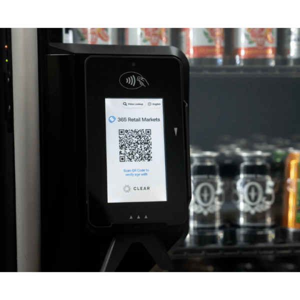 Extra informatie over de Pico Cooler Vision De Pico Cooler Vision is een moderne smart vending oplossing met een gebruiksvriendelijke zelfscanfunctie. Klanten openen de automaat, kiezen hun producten en scannen deze eenvoudig via het geïntegreerde scherm of scansysteem. Daarna rekenen zij direct zelf af. Hierdoor ontstaat een snelle en toegankelijke aankoopervaring waarbij klanten zelfstandig hun producten kunnen pakken, scannen en betalen. Dit zorgt voor meer gebruiksgemak, snellere doorstroming en een professionele uitstraling op locatie. De automaat heeft een ruime capaciteit en werkt met schappen in plaats van spiralen. Hierdoor kun je een veel breder assortiment aanbieden, van gekoelde dranken en snacks tot verse maaltijden zoals salades, sandwiches en fruit. Dankzij de vergrendelde deurtechnologie opent de automaat pas na betaling of verificatie. Klanten kunnen vervolgens hun producten selecteren en via de zelfscanfunctie afrekenen. Zo blijft het verkoopproces overzichtelijk, veilig en eenvoudig in gebruik. De Pico Cooler Vision is ideaal voor drukbezochte locaties zoals kantoren, ziekenhuizen, scholen, hotels en sportfaciliteiten. Overal waar snelheid, capaciteit en gebruiksgemak belangrijk zijn, komt deze oplossing volledig tot zijn recht. Via het online dashboard heb je realtime inzicht in voorraad en verkoopdata. Hierdoor kun je eenvoudig optimaliseren en inspelen op de vraag van jouw locatie. Het moderne design en de footprint vergelijkbaar met een vendingmachine maken het mogelijk om bestaande automaten eenvoudig te vervangen door een slimme en toekomstbestendige oplossing. De Pico Cooler Vision is daarmee een krachtige upgrade naar smart vending: overzichtelijk, gebruiksvriendelijk en geschikt voor een breed gekoeld assortiment.