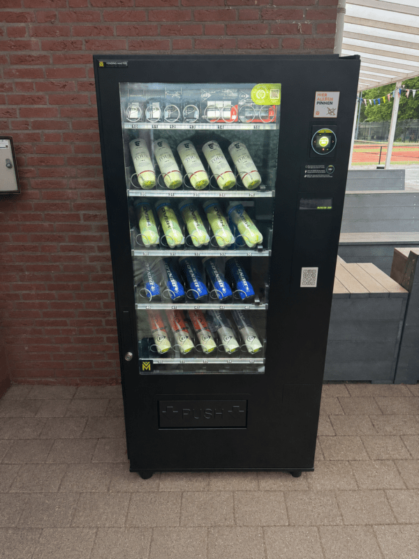 Vendingautomaat op padelbaan met padel accesoires en non food artikelen