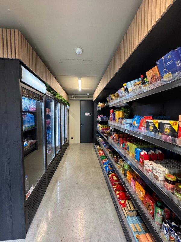 Pico Plaza op Maat in een vakantiepark met snacks, drankjes en non-food assortiment, als complete 24/7 self service vendingoplossing voor bezoekers tijdens hun verblijf