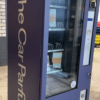 Vendingmachine met professionele, zelf te personaliseren wrapping in eigen huisstijl, ideaal om de automaat te voorzien van een eigen logo, kleuren of merkuitstraling.