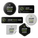 Vendingmachine met gepersonaliseerde sticker op de voorkant, ideaal voor klanten die hun eigen logo of branding op de automaat willen toevoegen als extra optie.