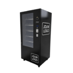 Vendingmachine met gepersonaliseerde sticker op de voorkant, ideaal voor klanten die hun eigen logo of branding op de automaat willen toevoegen als extra optie.